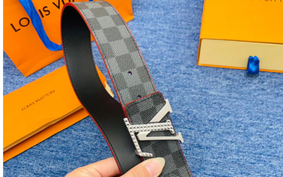分享一下高仿lv腰带能为男性增添或是成熟的魅力,或是潮流的感觉,也为