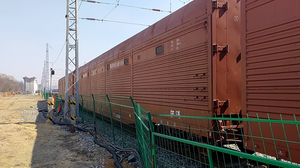 hxn3b0127牵引jsq6型凹底双层运输汽车专用车倒推调车作业前往挂车