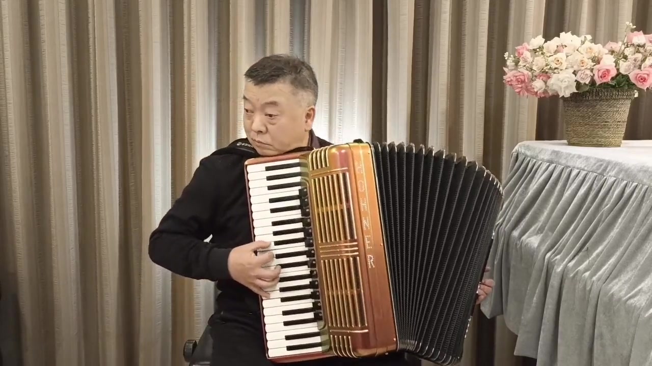 手风琴演奏海滨之歌成田为三曲廖一瑄改编