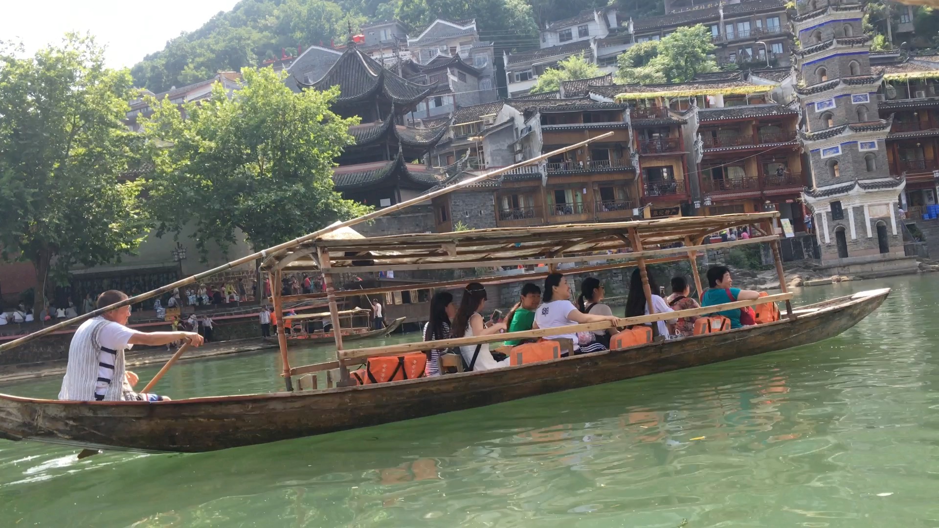 凤凰古城沱江泛舟