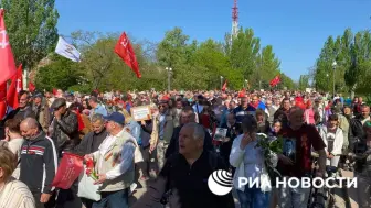 Скачать видео: 俄占乌克兰各地举行胜利日游行庆祝胜利日