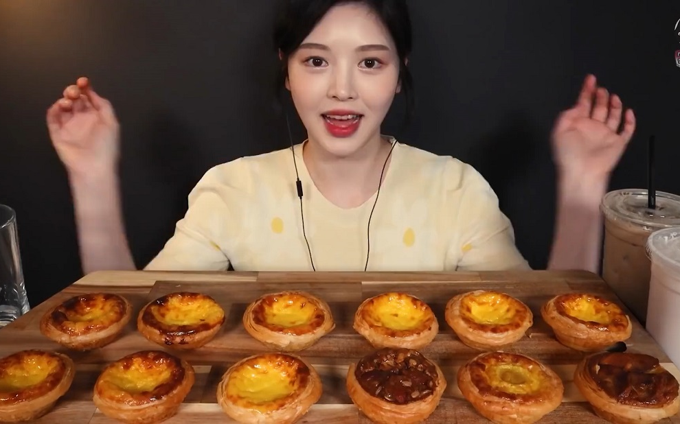 中文字幕boki韩国美食博主12个蛋挞配牛奶奶茶肯德基蛋挞葡式蛋挞芝士