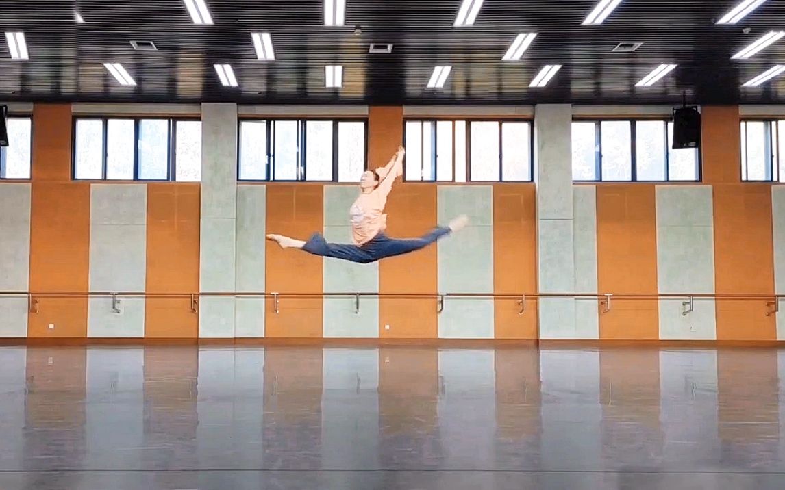 635邓春晴中国舞基本功双手过肩一字马大跳