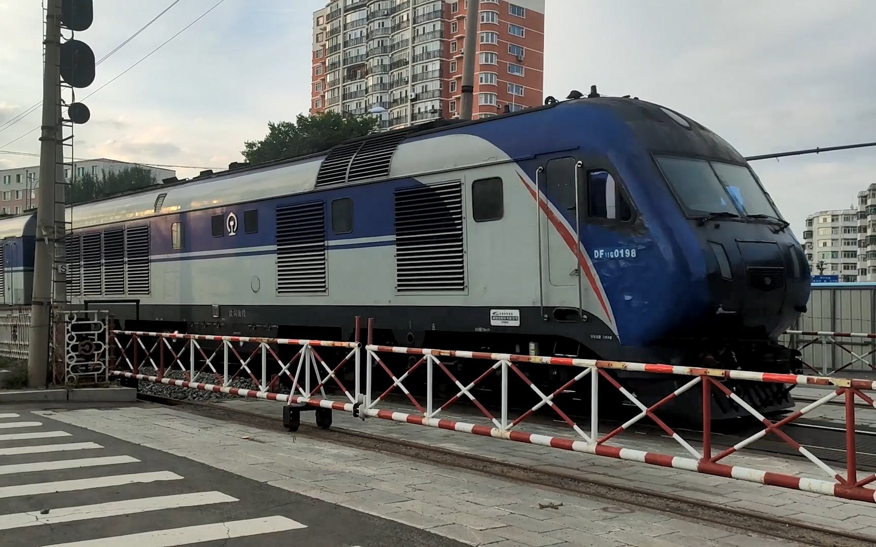 k97次列车,k7571次列车通过辽源一建道口