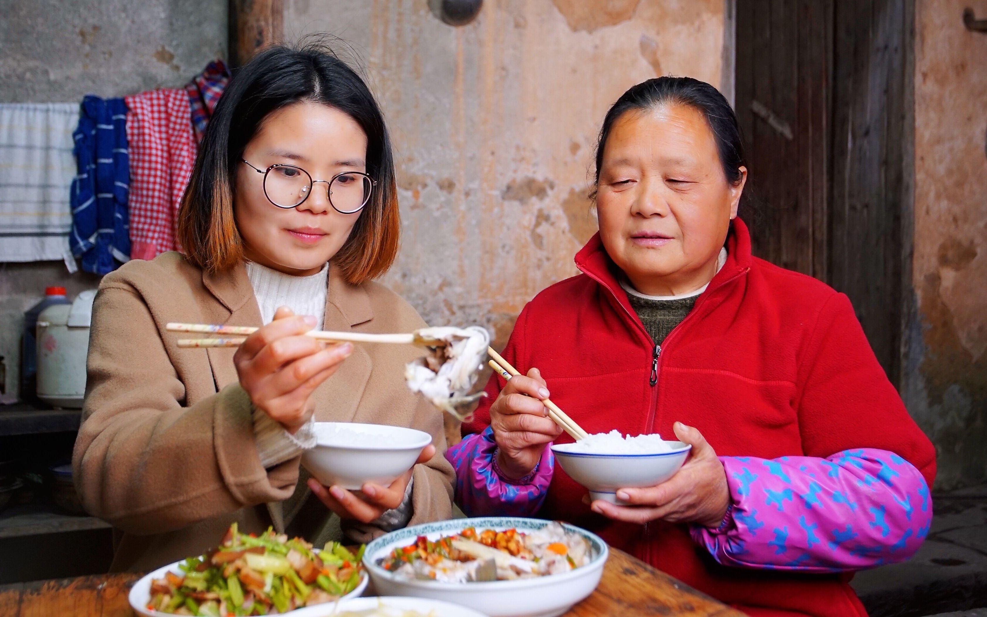 农村婆媳同住,儿媳妇多给婆婆300生活费,看婆婆如何待儿媳