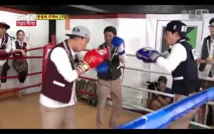 Video herunterladen: [RunningMan]拳击场上发生事故，姜Gary气势完全压制两个胆小鬼！