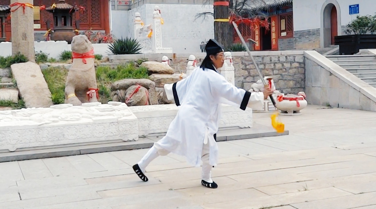 武当弟子63式太极剑演练剑法娴熟提神炼气更能延年益寿