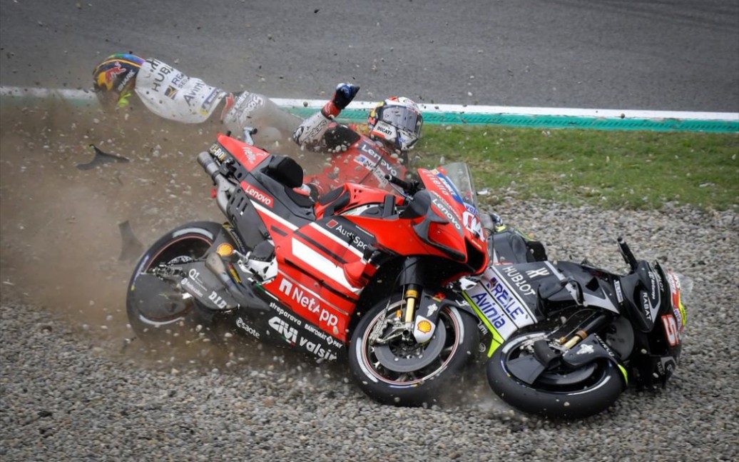 赛车手们摔车后的痛苦