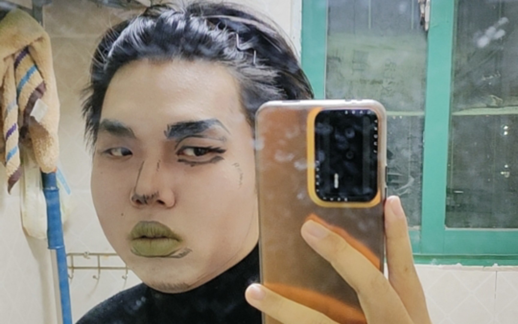 新手cos东方定助 第一次画[jojo]的妆,眼线画一半没墨了