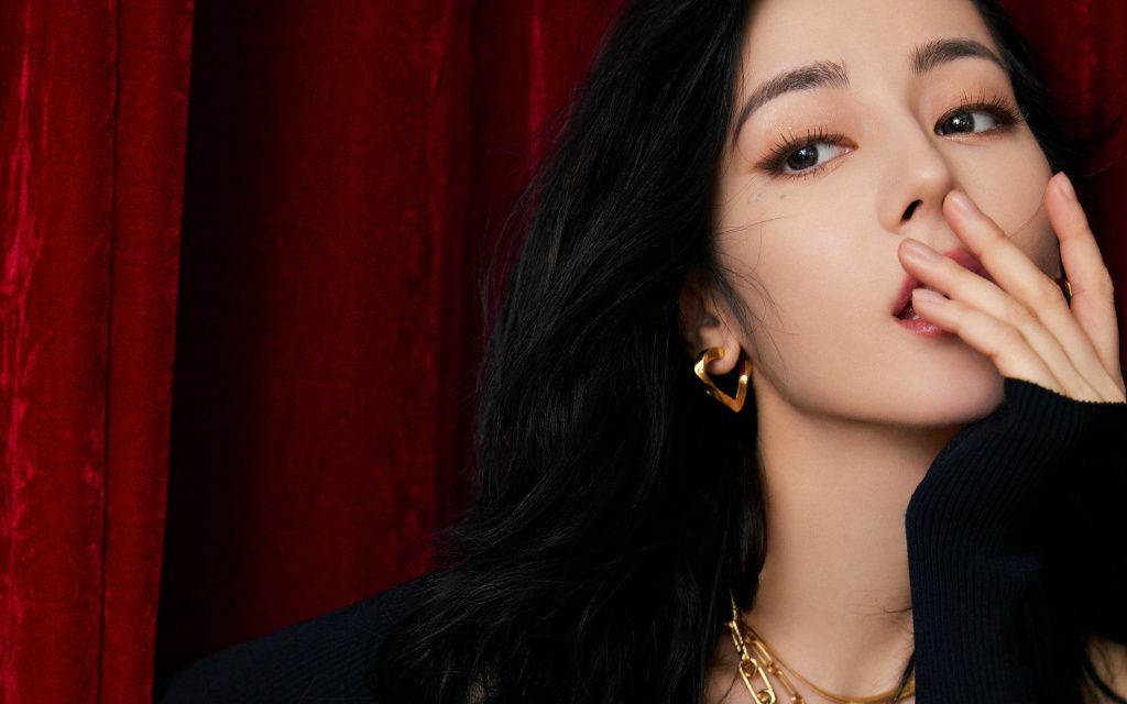 迪丽热巴一袭开叉流苏黑裙,可盐可甜