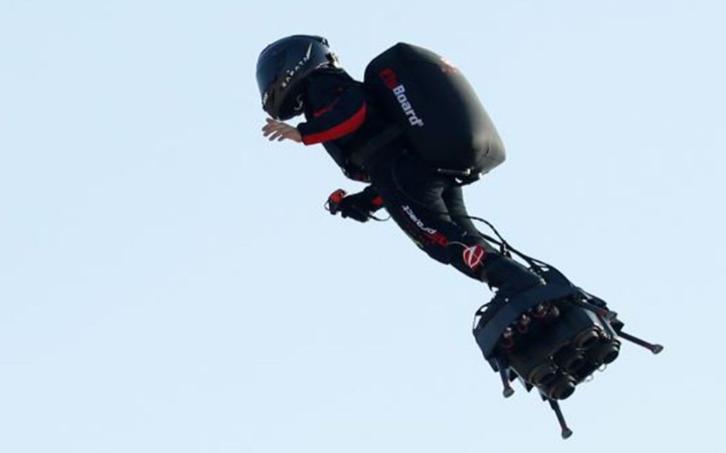 大写的服|牛人自制飞行滑板 欲飞36公里跨越英吉利海峡