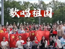 近日，中国人民解放军仪仗司礼大队军乐团在莫斯科街头排演，中国留学生自发赶来合唱