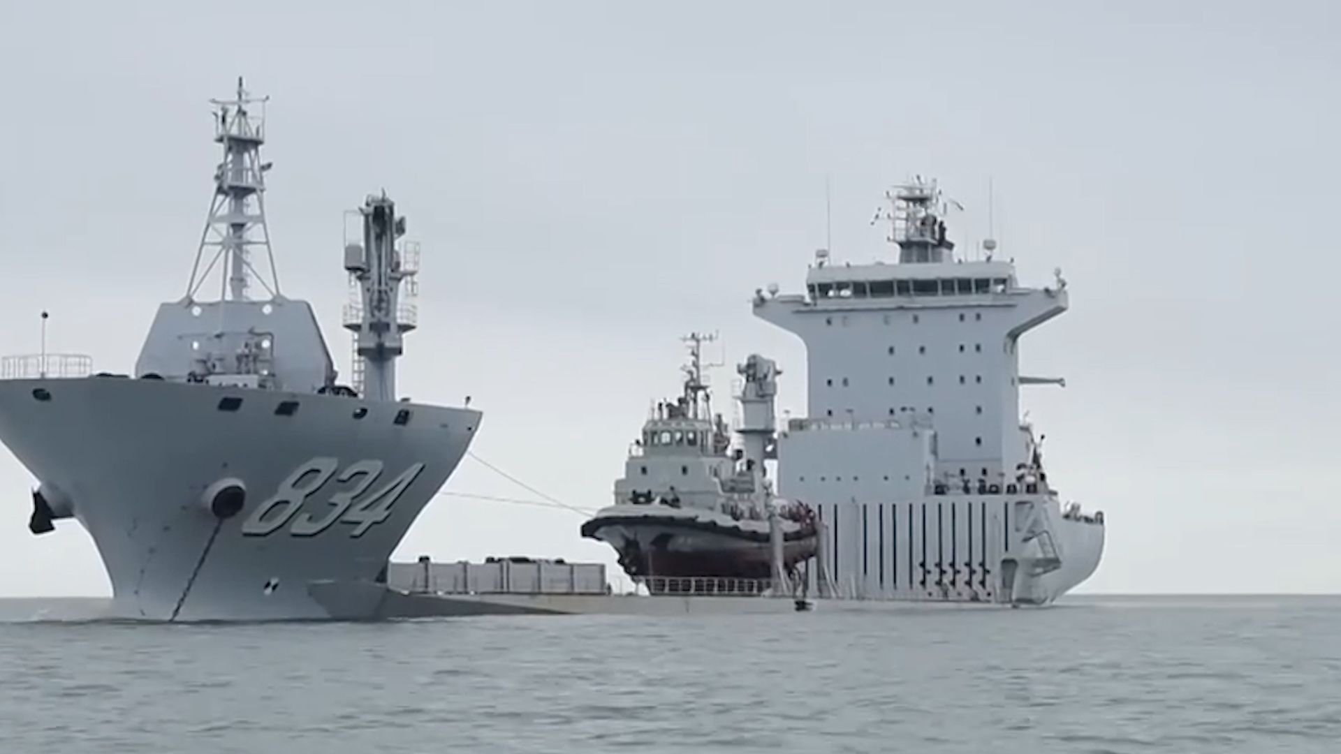 罕見!海軍飲馬湖半潛船訓練畫面公開 造型奇特甲板可載多類裝備