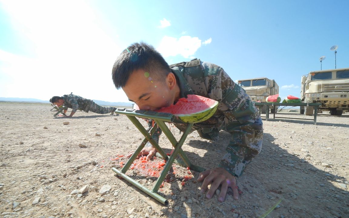 兵哥哥吃瓜到底有多猛?带你们见识一下!哔哩哔哩bilibili