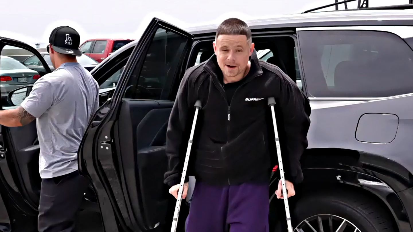 街球教授又大伤了?直接扔掉双拐! 真相是