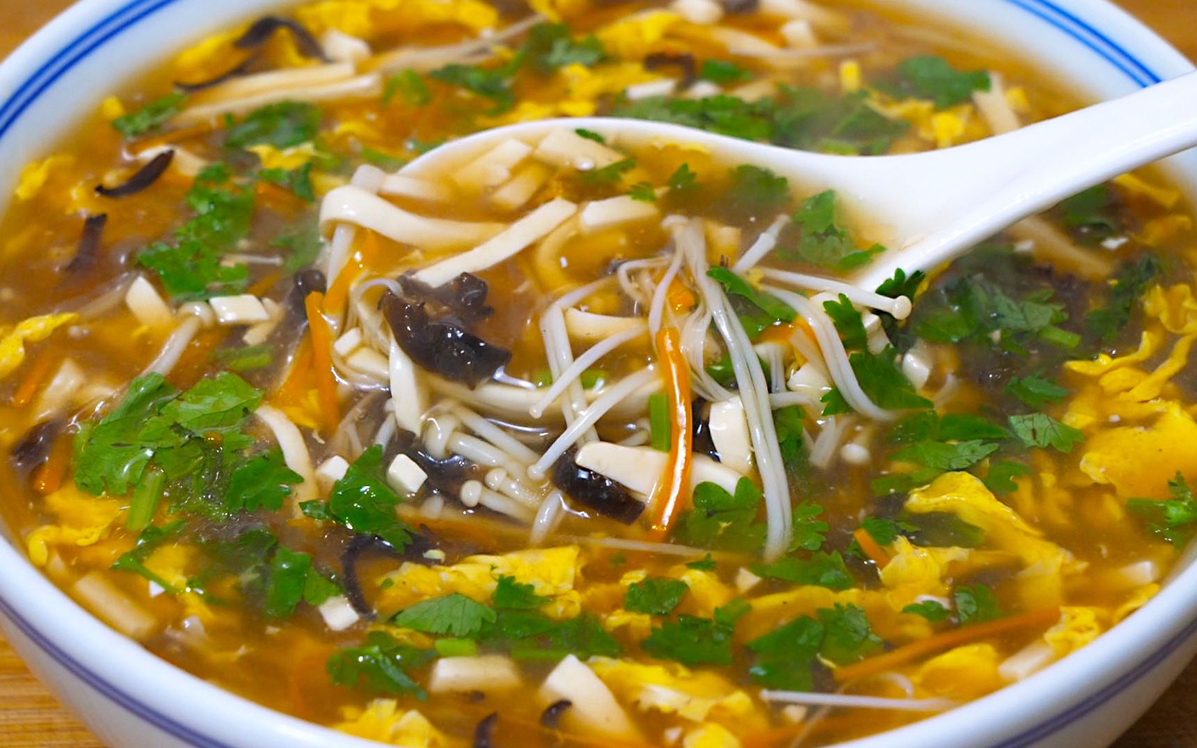 大厨分享酸辣汤的做法，简单实用，酸辣鲜香，开胃又解腻 - 哔哩哔哩