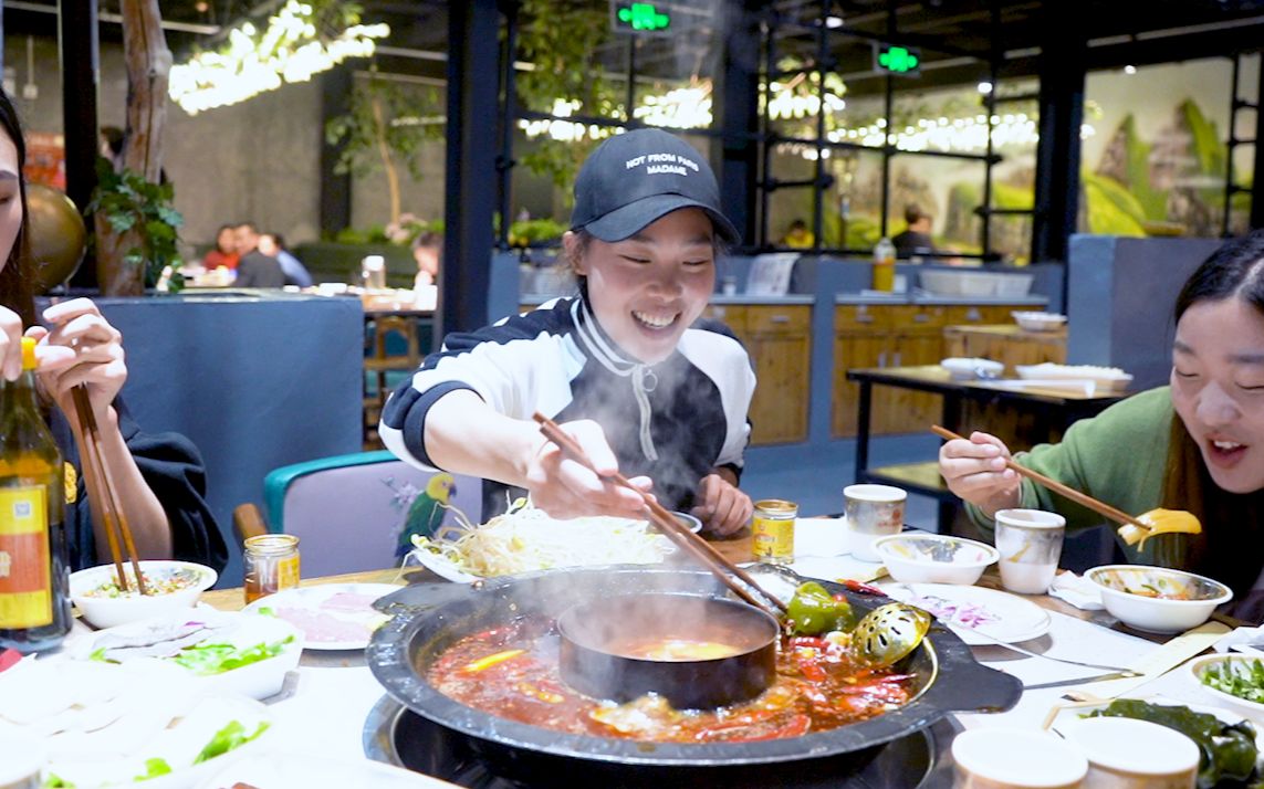 秋妹请姐姐和闺蜜吃火锅新店开张打折扣秋妹又去给老板上课了