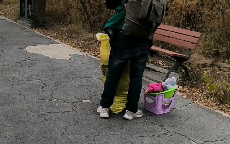 背影:编织袋里的人生,北漂族的全部家当