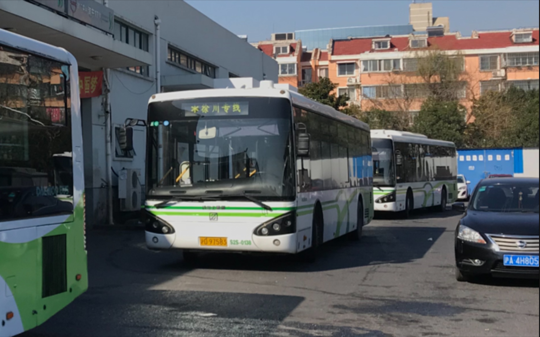 徐川专线上海公交s2s混合动力行驶中