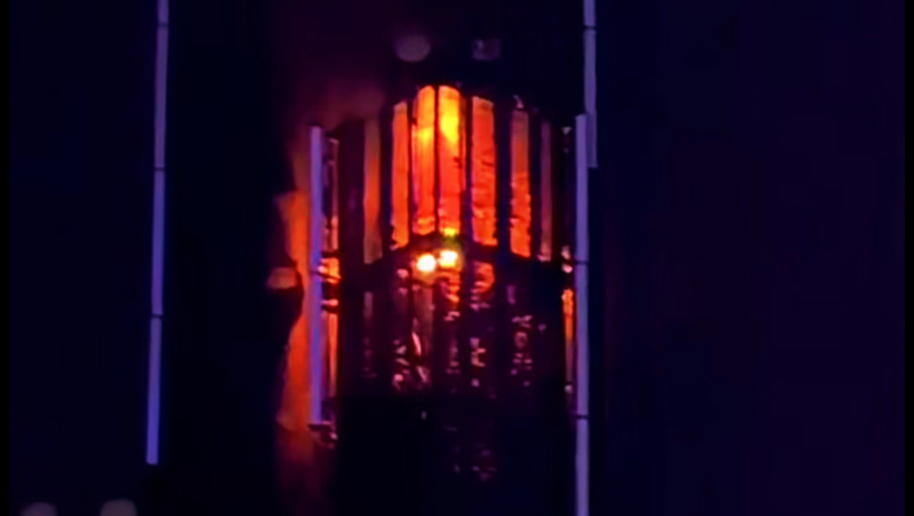 邓紫棋深圳演唱会舞台屏幕着火了，10月4日又是暴雨的一夜，估计是下暴雨导致的线路故障