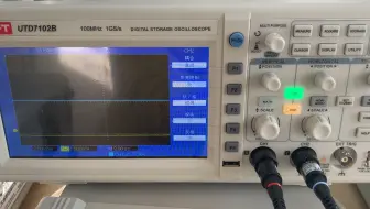 示波器，一段时间不用就会忘记怎么操作～上电后先试下自带的方波信号，两个通道都调下。