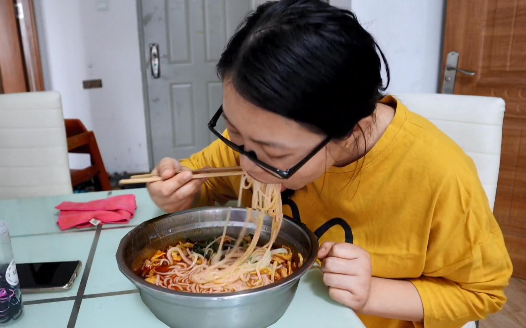 北漂三妮吃独食,做一大盆螺蛳粉,嗦的爽口,辣的过瘾