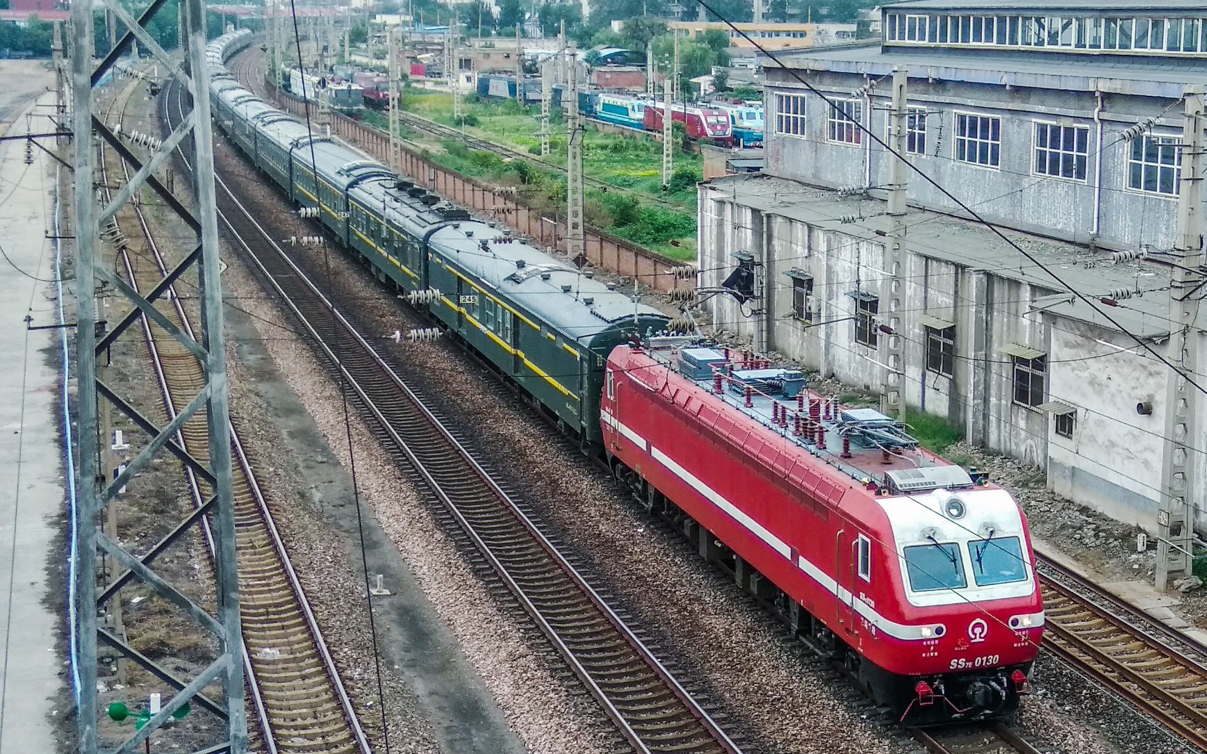 兰局兰段ss7e0130牵引t198次乌鲁木齐-郑州 晚点通过陇海线洛阳段