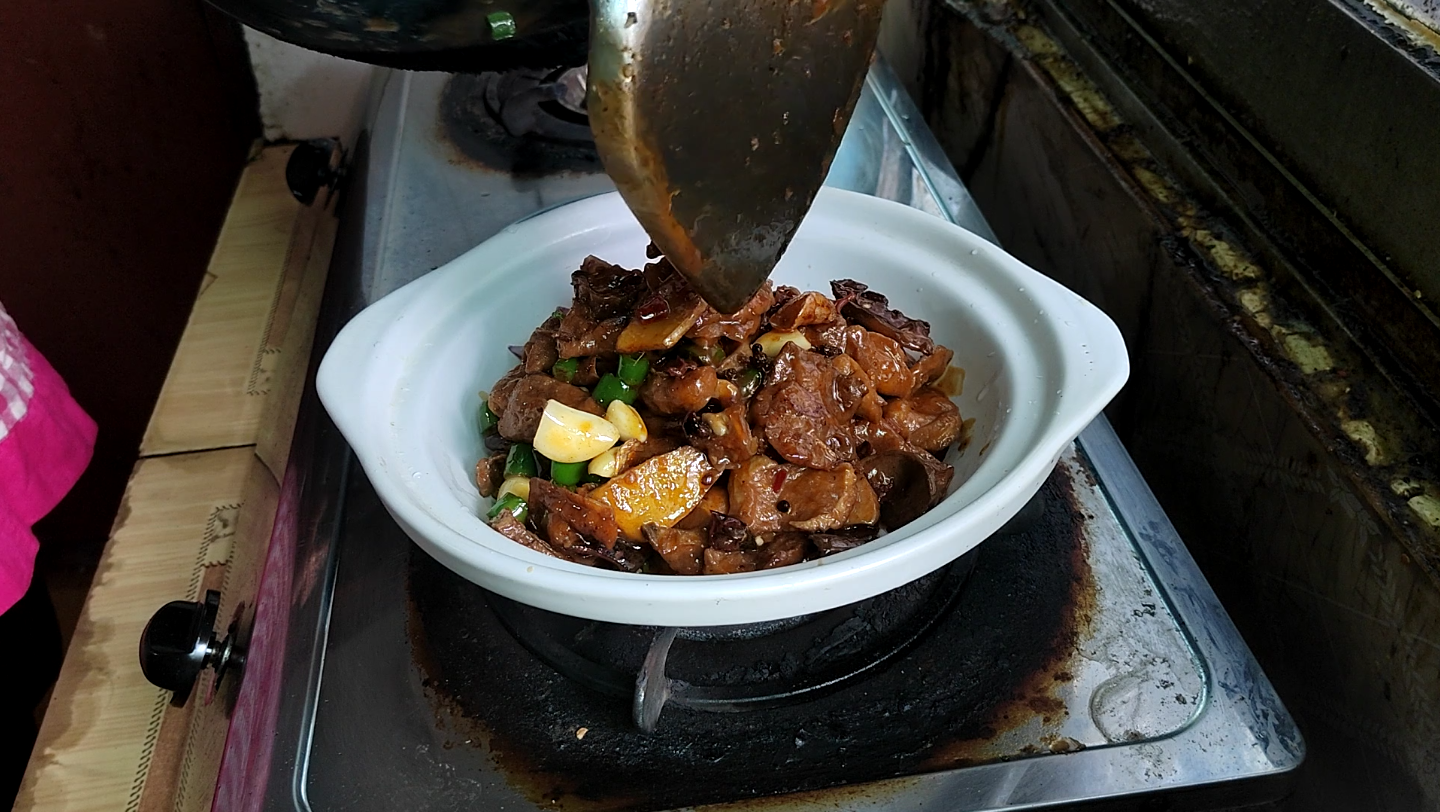 寒冬腊月,大神8块钱成本制作干锅心肺,干香入味好吃到停不下来.