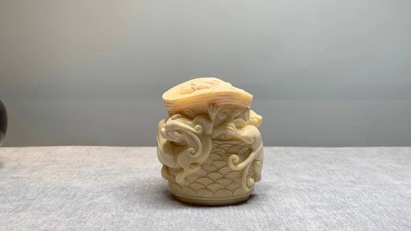 螭龙杯——小摆件,雕工精细,细节到位.规格:6.5×6.2×5.8cm 重:204.