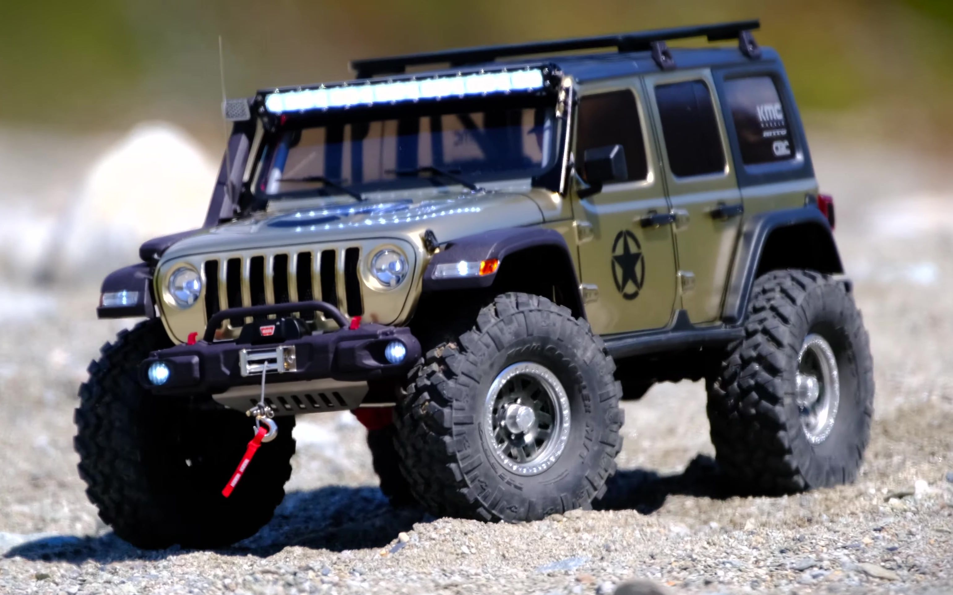 4k rc遥控scx10iii吉普越野车山坡玩耍