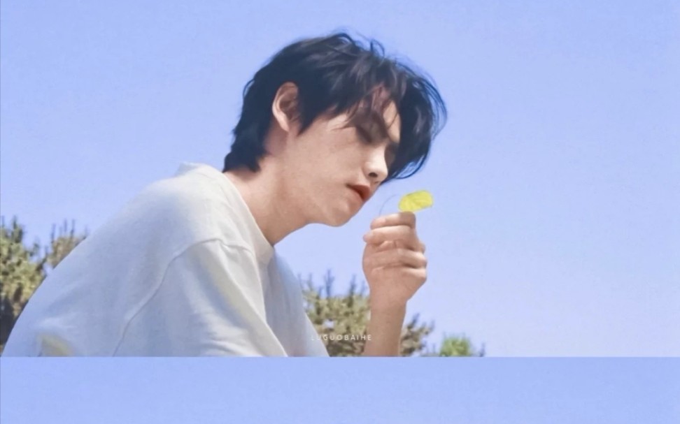 肖宇梁进来看儿子吃西瓜