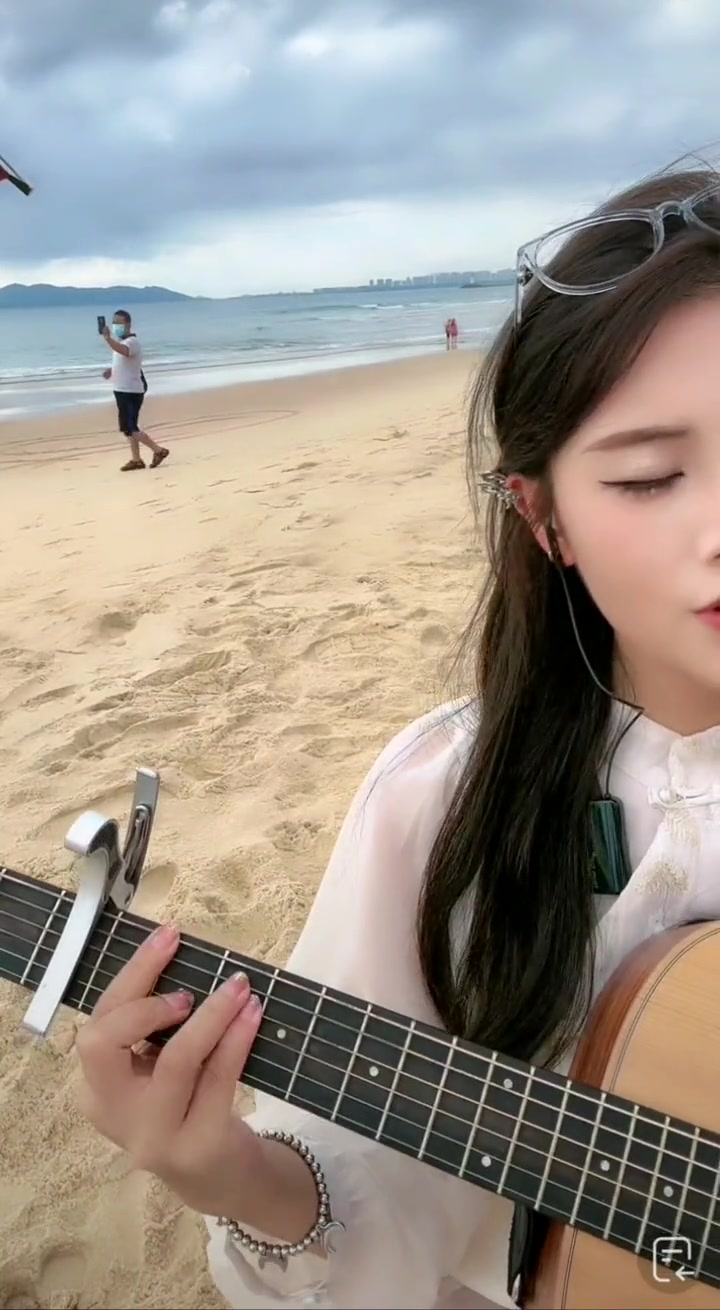 江南吉他弹唱才艺主播海边弹琴的花花