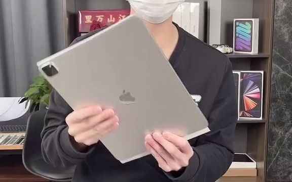 33iPad Pro11英寸跟12.9英寸大小到底是多大?一张A4纸告诉你答案!#ipadpro #ipad绘画 #平板电脑 #ipad吃鸡 #创作灵感哔哩哔哩bilibili