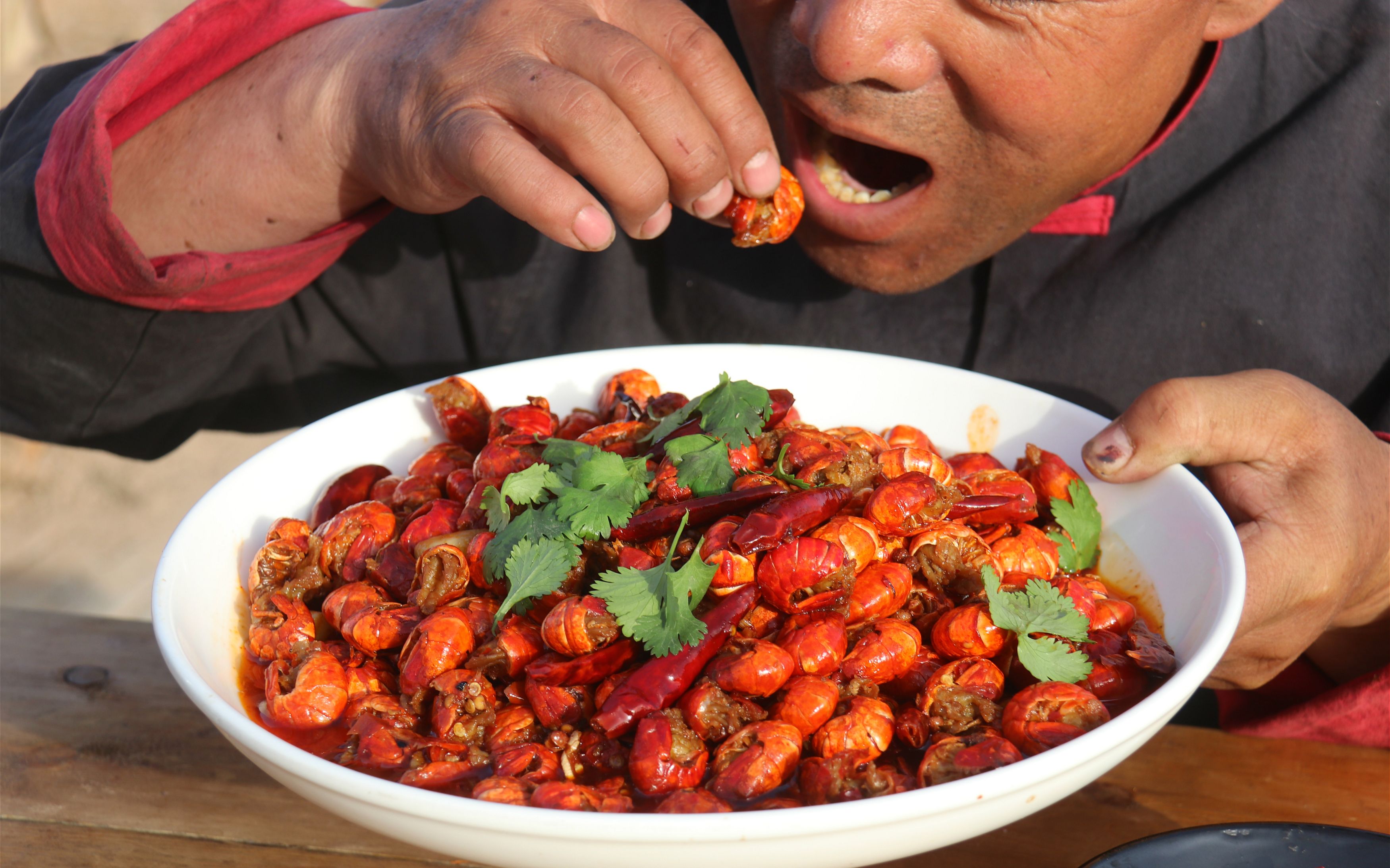小龙虾吃到饱是啥感觉?3斤虾尾一人吃,红烧酱焖,吃着真带劲!