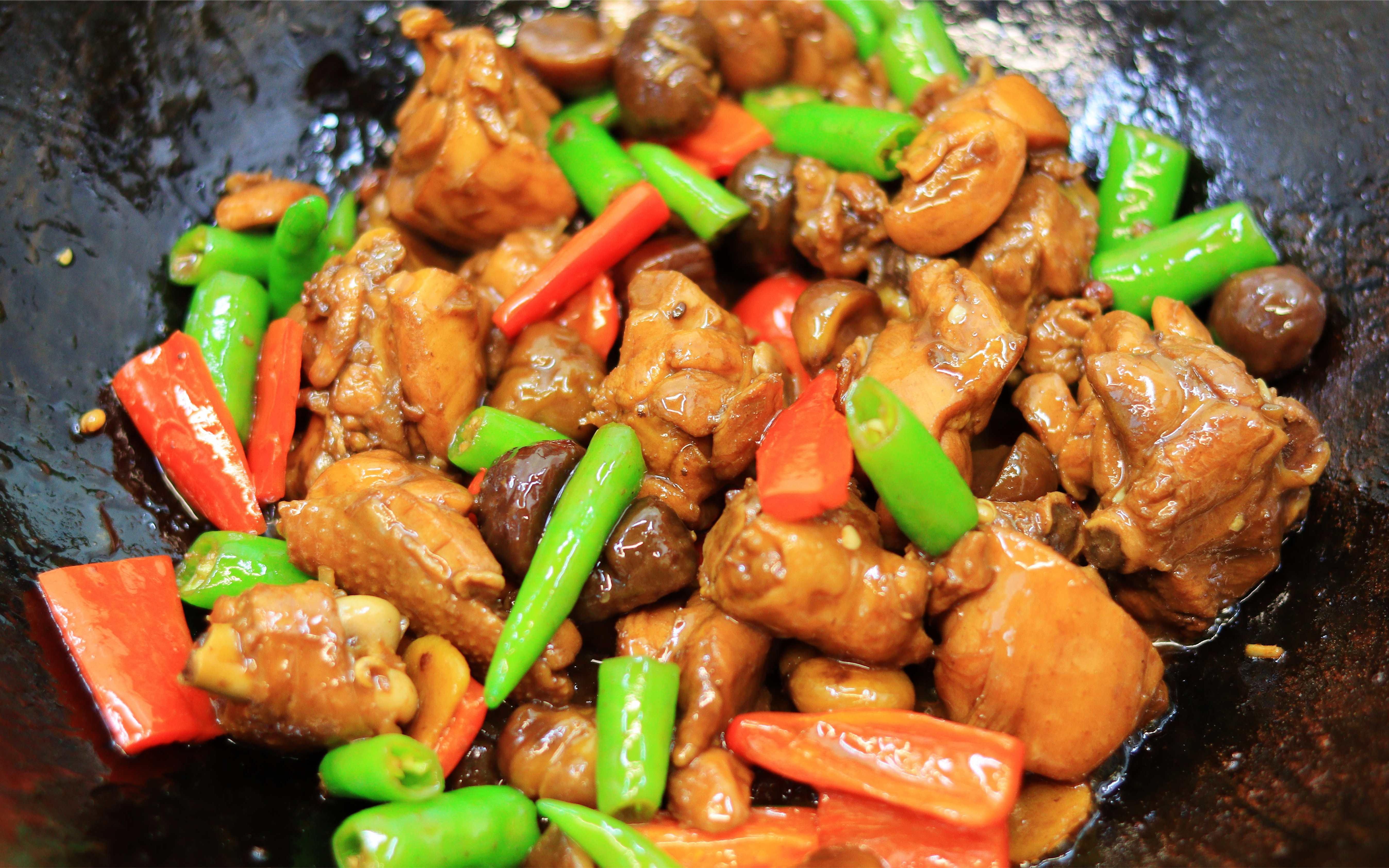 这才是板栗烧鸡的正确做法,鸡肉鲜嫩板栗香,营养又解馋