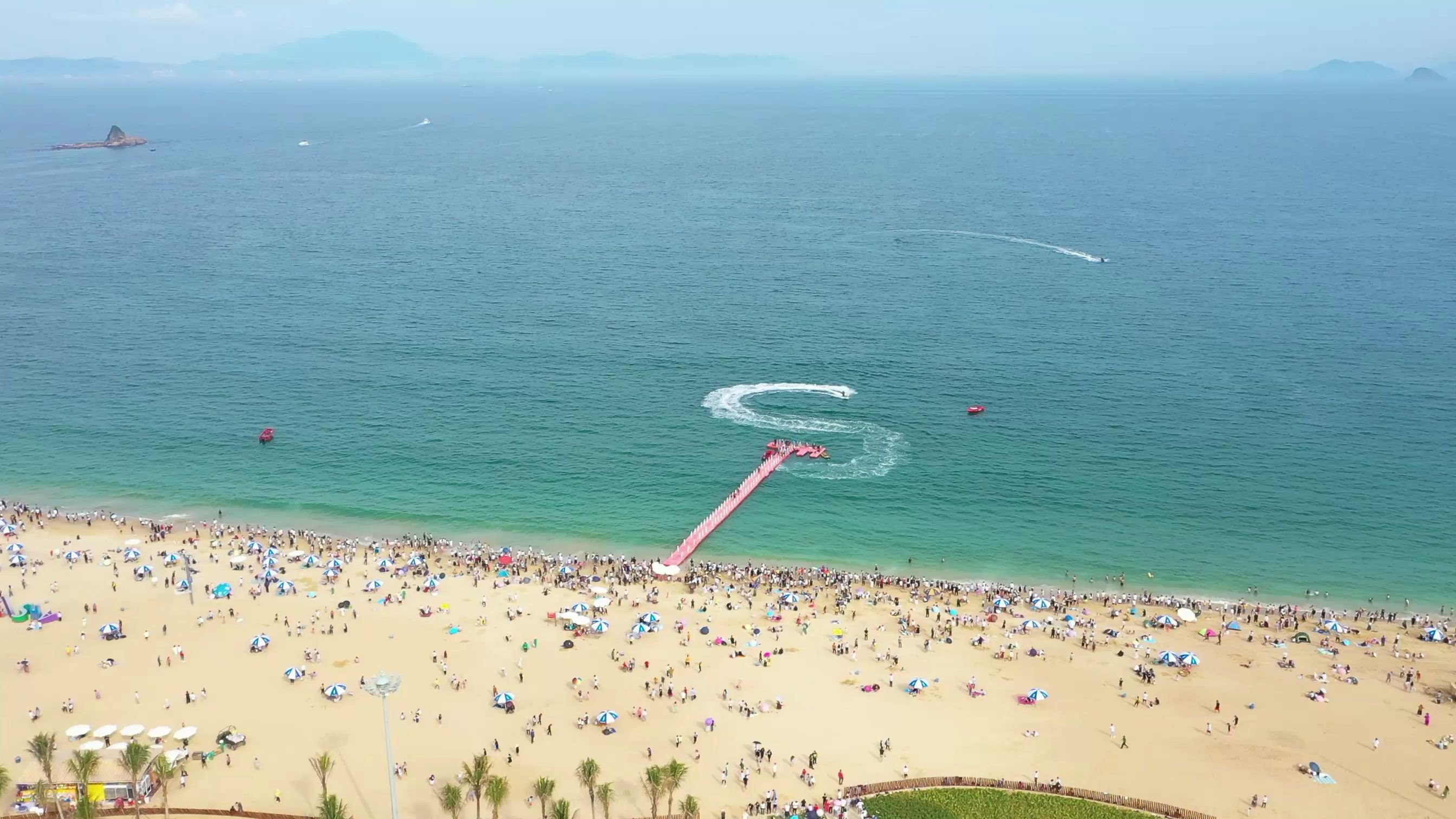 航拍带你看看五一假期第一天的海滩是怎样的