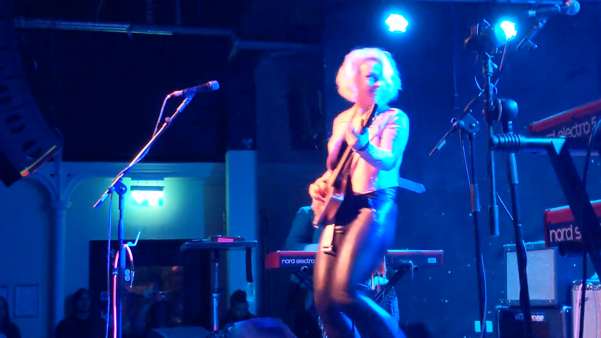 [图]Samantha Fish - Shake'Em On Down @ Trinity Bristol - 7 March 2020