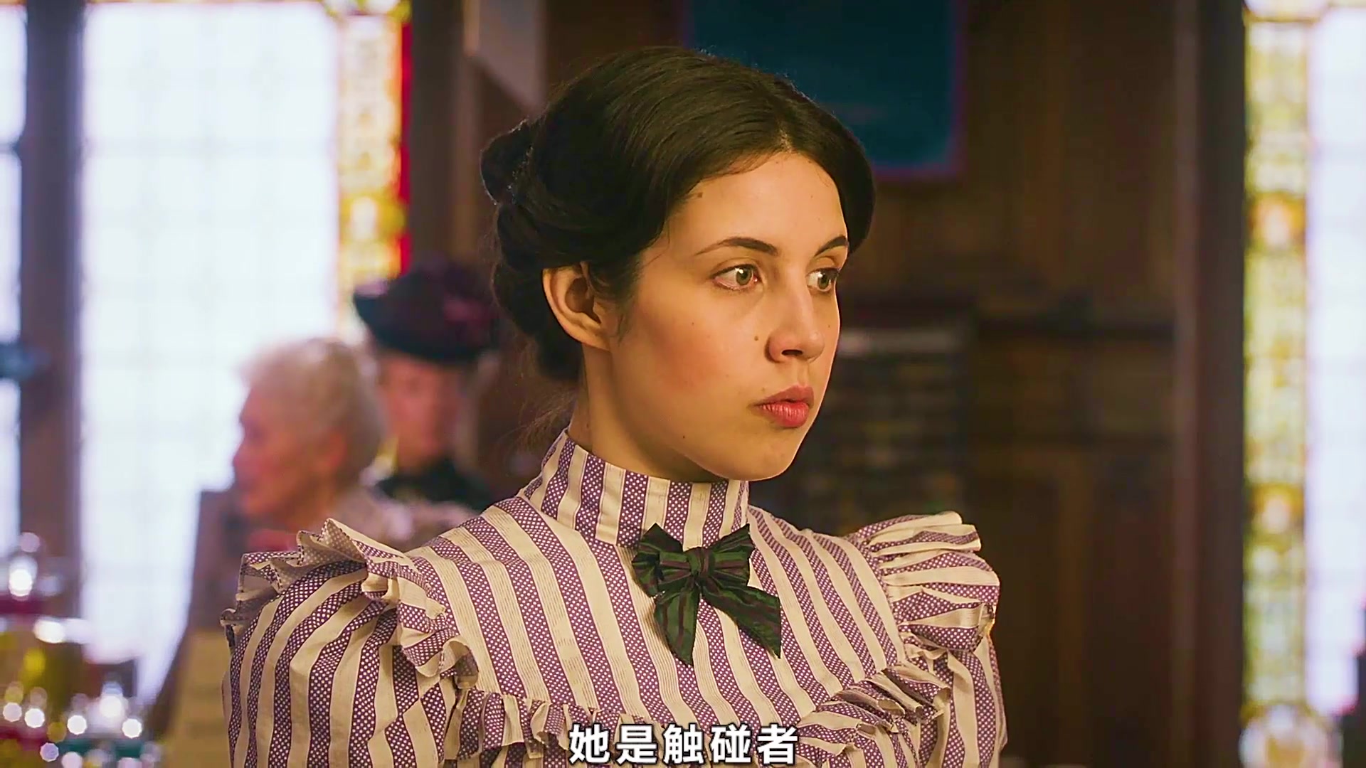 《永不者》女孩碰过的东西就会失重漂浮,有人拿她做人体实验一