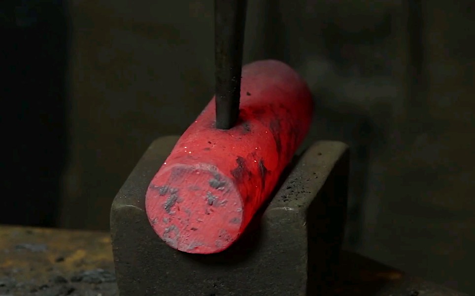 一段铁棒,烧红后反复捶打成一把锤子.