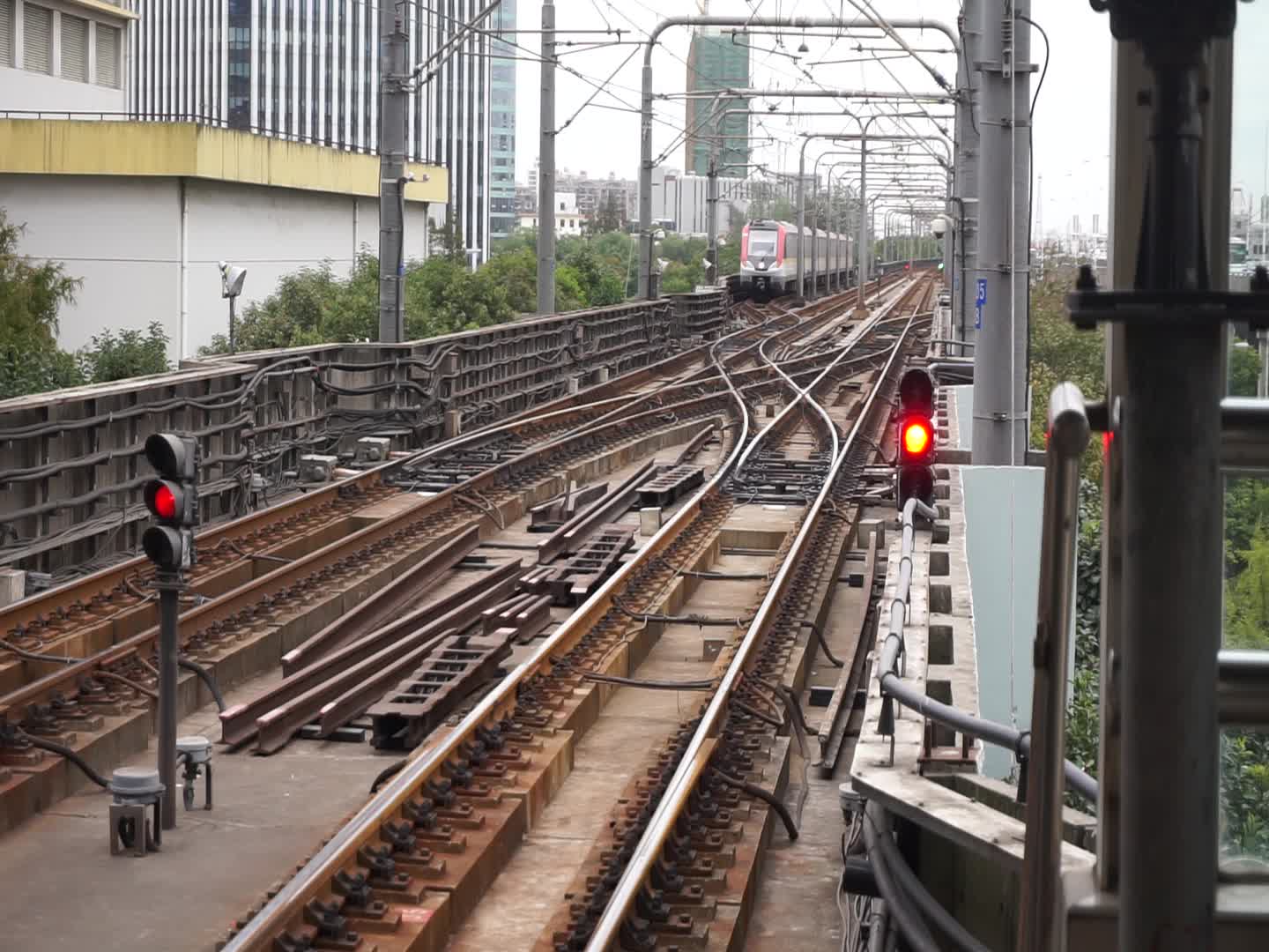 展示上海地铁道岔变岔