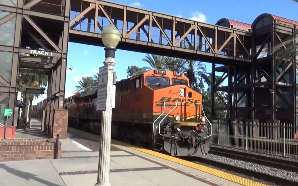 bnsf涂装内燃机车长货列通过站点