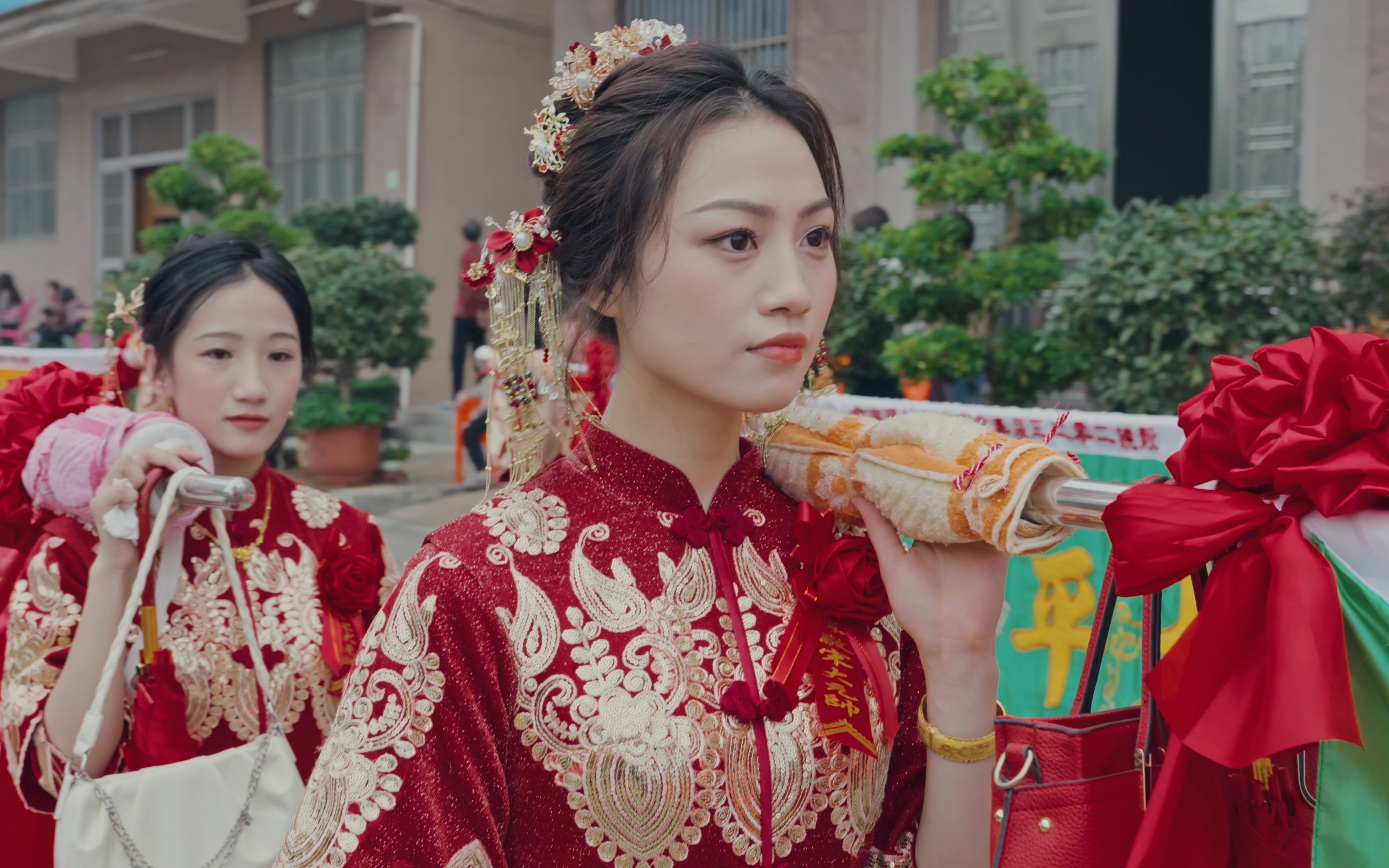 高挑美女扛标旗 美貌与气质并存!