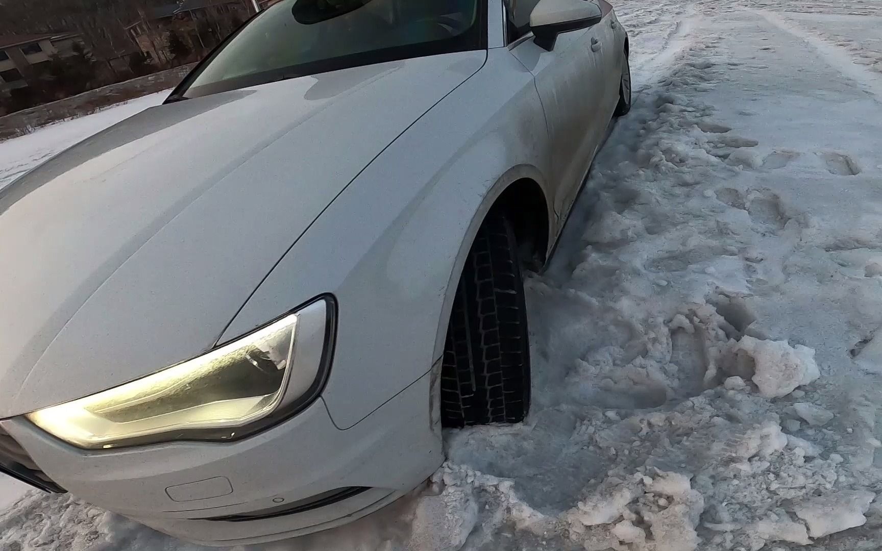 女司机雪地陷车图片