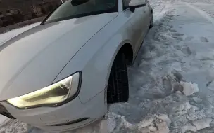 Скачать видео: 女司机自驾黑龙江，又在雪地陷车了（一）