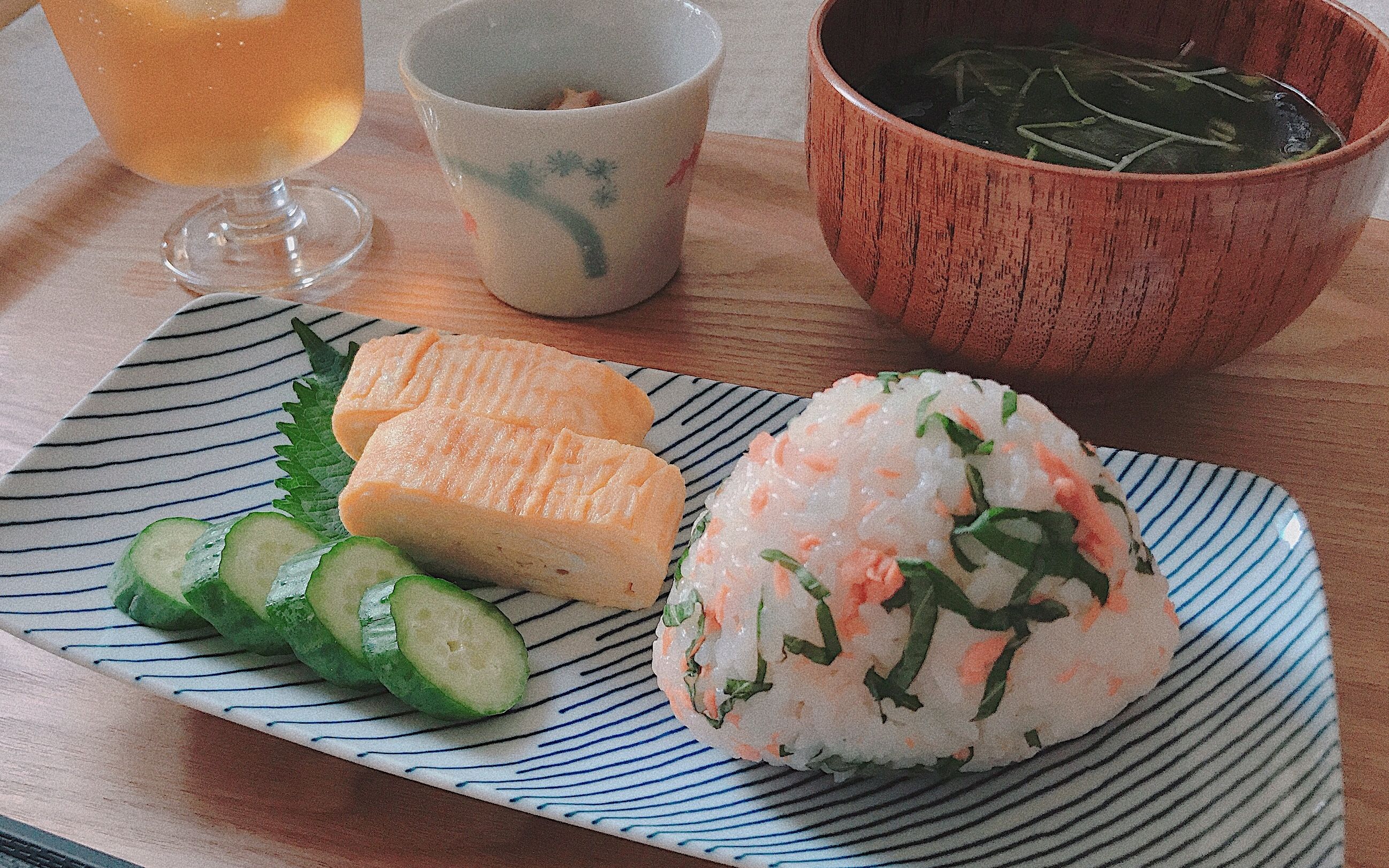 精致早餐日式早餐紫苏三文鱼饭团豆苗味增汤味增黄瓜日食早餐