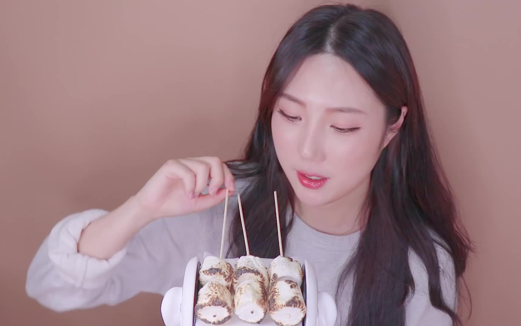 [asmr咀嚼音]韩国小姐姐吃烤焦的棉花糖bambi_哔哩哔哩 (゜-゜)つロ