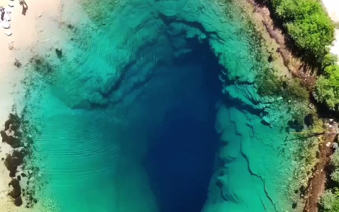 克罗地亚"地球之眼",又名"恶魔之眼"是一个深邃幽兰的喀斯特泉.