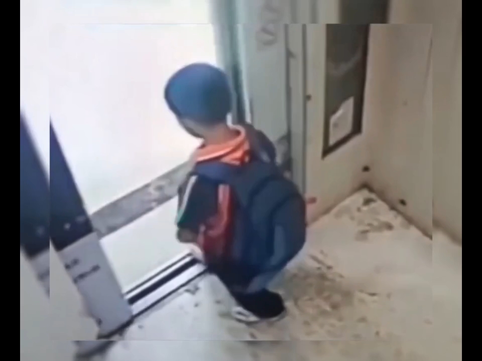 熊孩子被电梯门夹住了 男孩强行拦住电梯门，结果悲剧了！