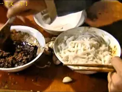 Скачать видео: 影视蹭饭名场面：两斤米饭三个菜，连干七碗炸酱面，吃的贼香！