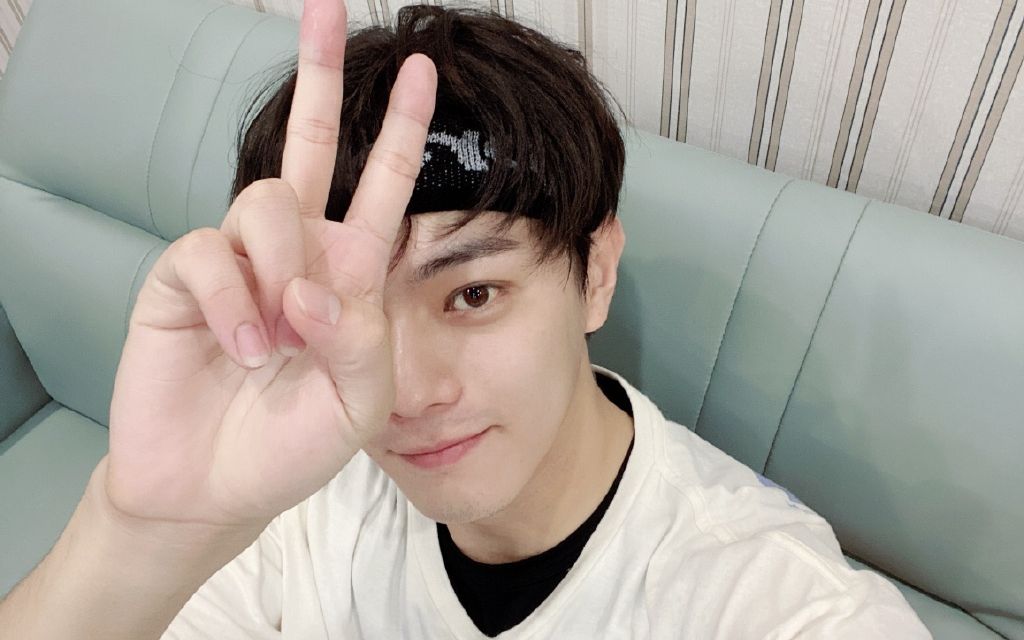 招摇花絮:许凯光明正大偷看白鹿,被发现后惊慌失措手里剑无处放